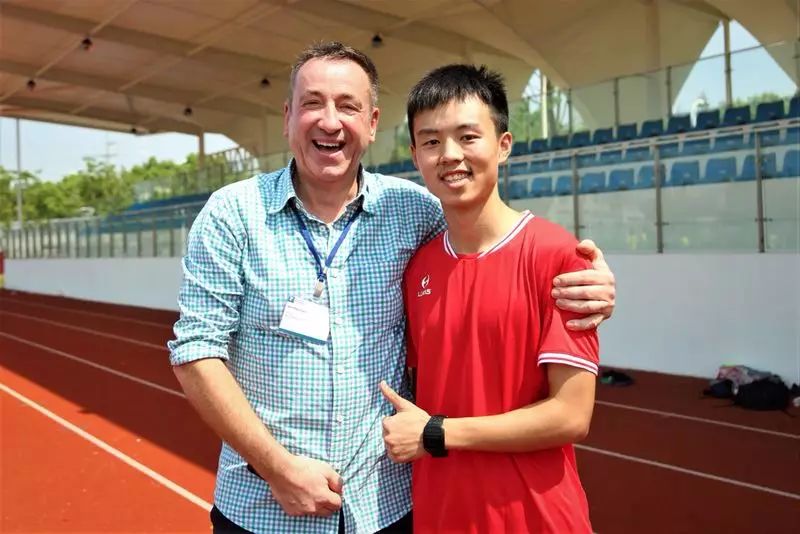 欧冠球队给诺中学生上足球课