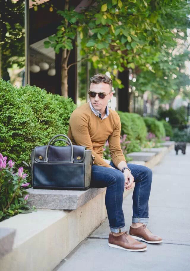毛衣与衬衫的时髦搭配法,男士圆领蓝色毛衣搭配什么衬衫