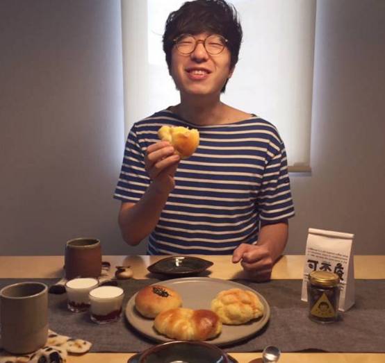 又双叒叕有一对日本小夫妻来花式撒狗粮了！只有吃到恋人用心做出的料理时才会笑得这么甜吧！