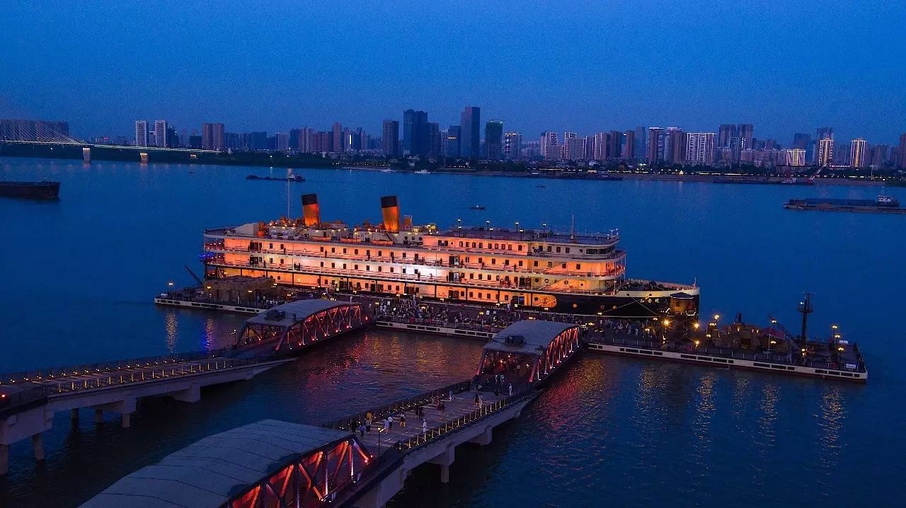 武汉女生衣服,武汉的女士服装