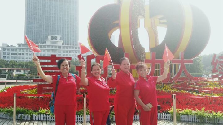 70多岁的老太太深情歌唱祖国,让我们一起歌唱祖国