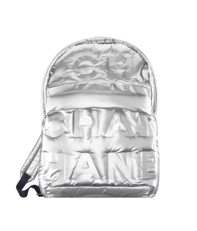 迪丽热巴包包里的东西,迪丽热巴甲壳虫包包