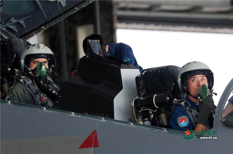 相约长空：巴方空军少将体验飞行中方先进战机