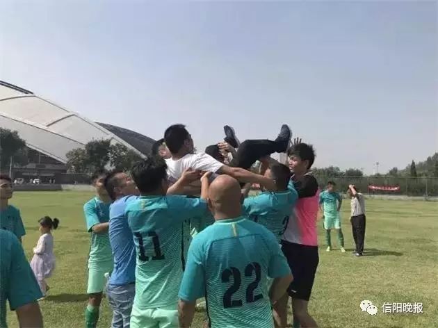 庆祝足球队夺冠,豫冠联赛信阳足球