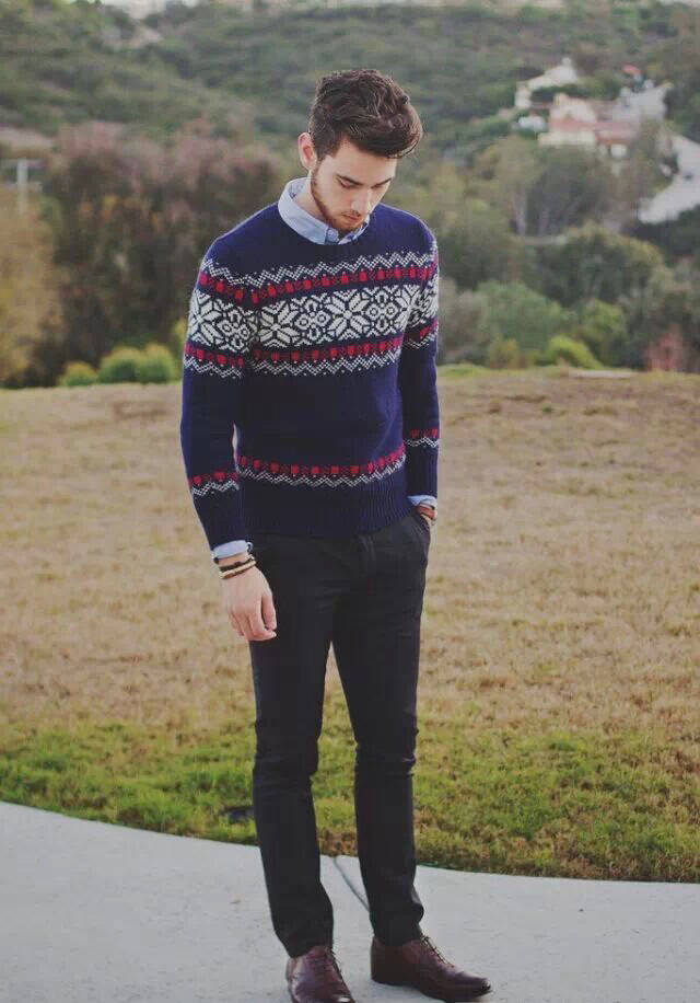 毛衣与衬衫的时髦搭配法,男士圆领蓝色毛衣搭配什么衬衫