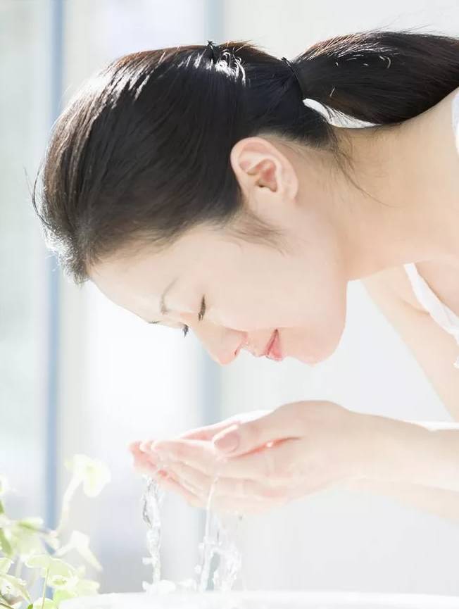 皮肤干燥长斑长痘用什么做面膜好,脸色暗沉有痘印如何护肤效果好