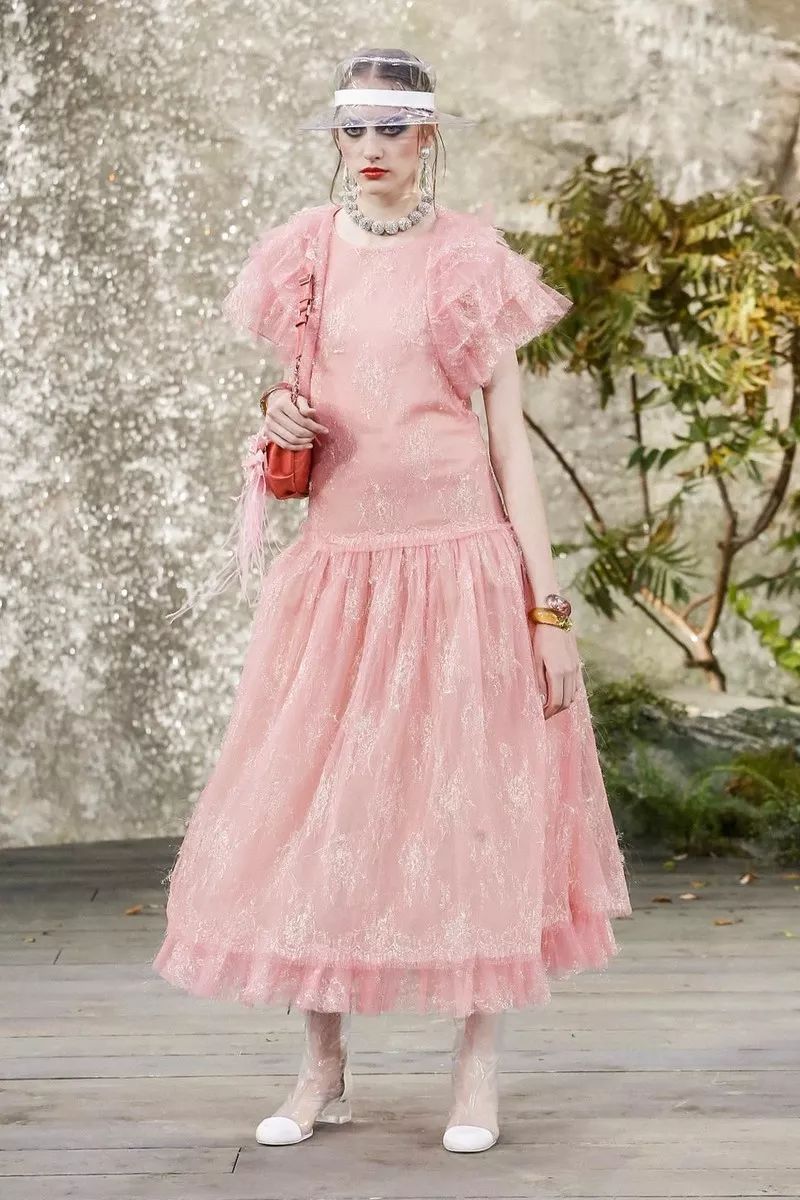 叹为观止！香奈儿把瀑布搬到了大皇宫！猜猜刘雯最近朋友圈发了什么？