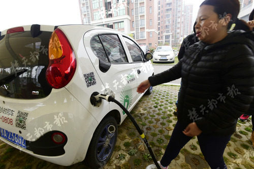 记者武汉体验华为汽车,记者试骑共享单车