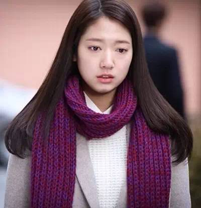 大圆脸女生必须要尝试的瘦脸发型,瘦脸额头高发型女2021流行发型