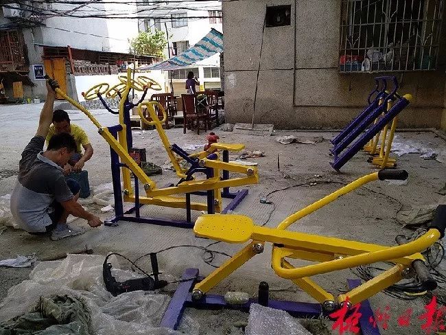 「十九大时光」“破烂水泥地”变身“儿童欢乐园”，梧州结合棚改增设社区健身点