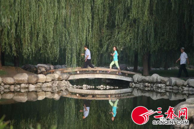 灞辨按涓轰即浜竴浠戒埂閲庣殑鑷劧瀹侀潤,灞辨按鐩镐即缇庢枃