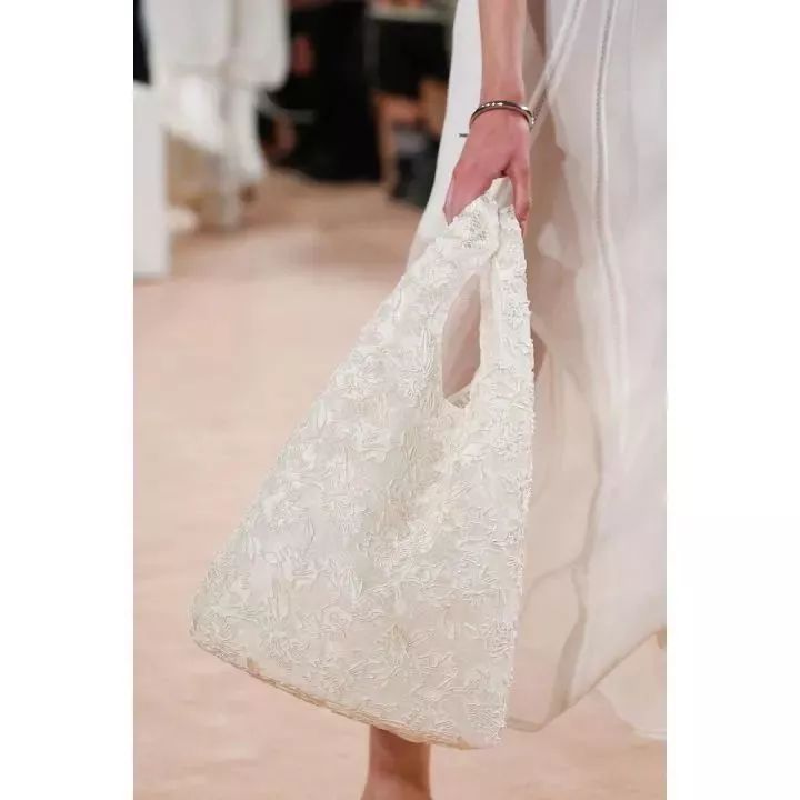 这个大品牌“棉被包”的设计师，你给我出来！竟然还敢卖天价？