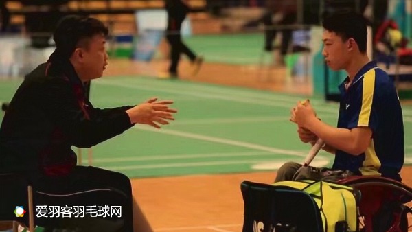 看看这群人的坚持，你敢说你比他们更热爱羽毛球吗？