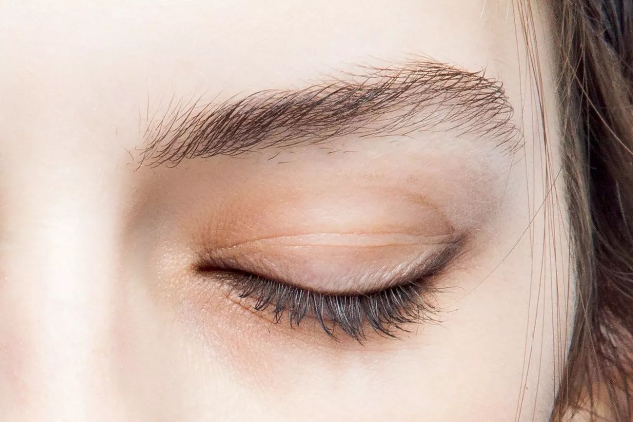 眼线怎么画好看又粗又黑 (看着很野的眼线怎么画)