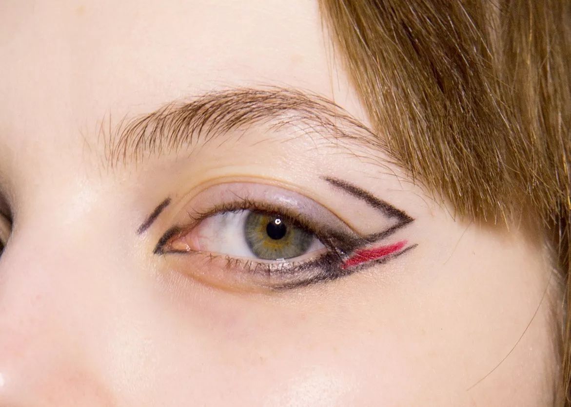 眼线怎么画好看又粗又黑 (看着很野的眼线怎么画)