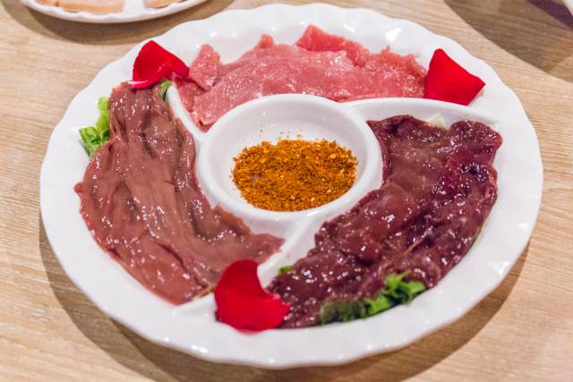 在逐渐降温的日子，你最需要吃一口火锅！重庆这些主题火锅店，你想去哪一家排队？