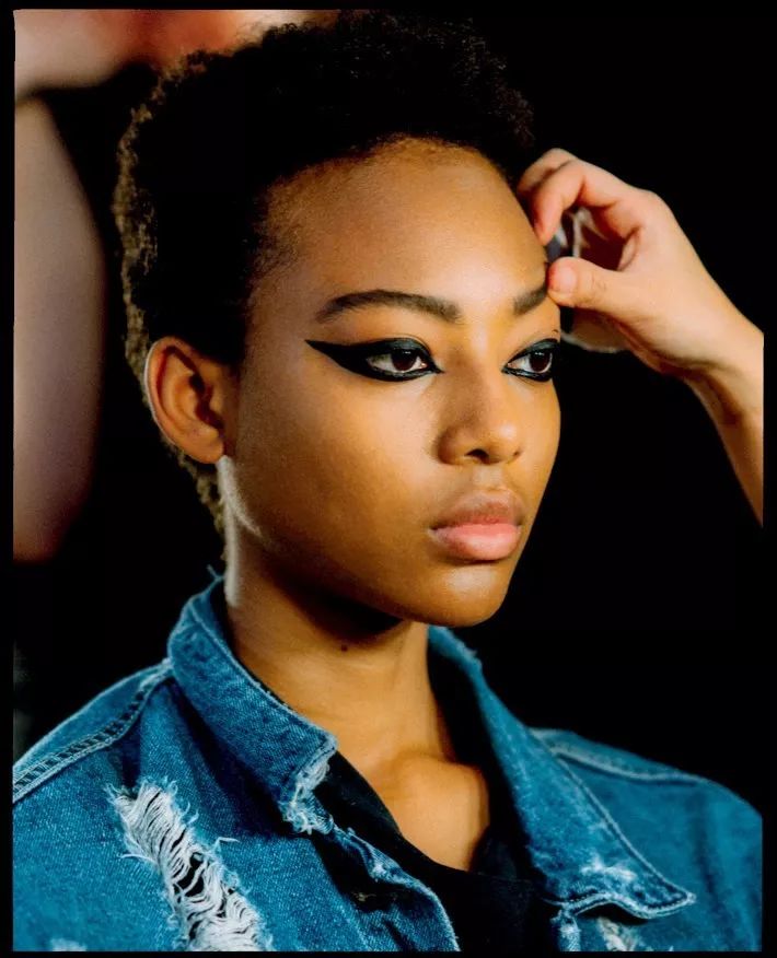 眼线怎么画好看又粗又黑 (看着很野的眼线怎么画)