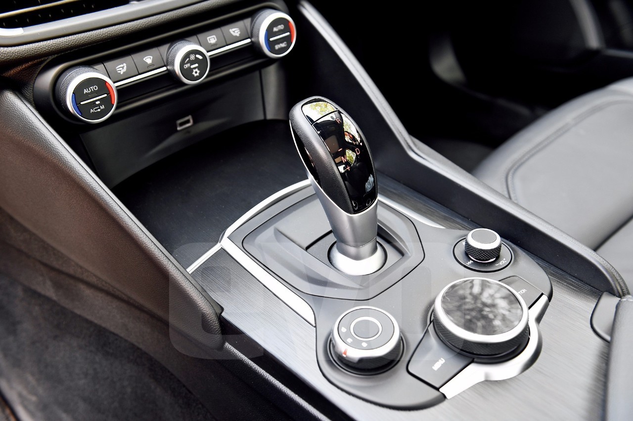 阿尔法罗密欧giulia暴力试驾,阿尔法罗密欧giulia试驾视角