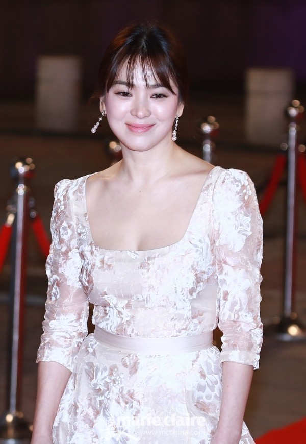 宋慧乔乔妹穿搭蓝色吊带裙,宋慧乔乔妹什么风格都能驾驭