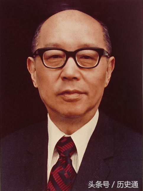 他，当之无愧的商业之神，其保险公司，第一单为一大人物投保，开银行，又一大人物亲自开户，两次建立资本