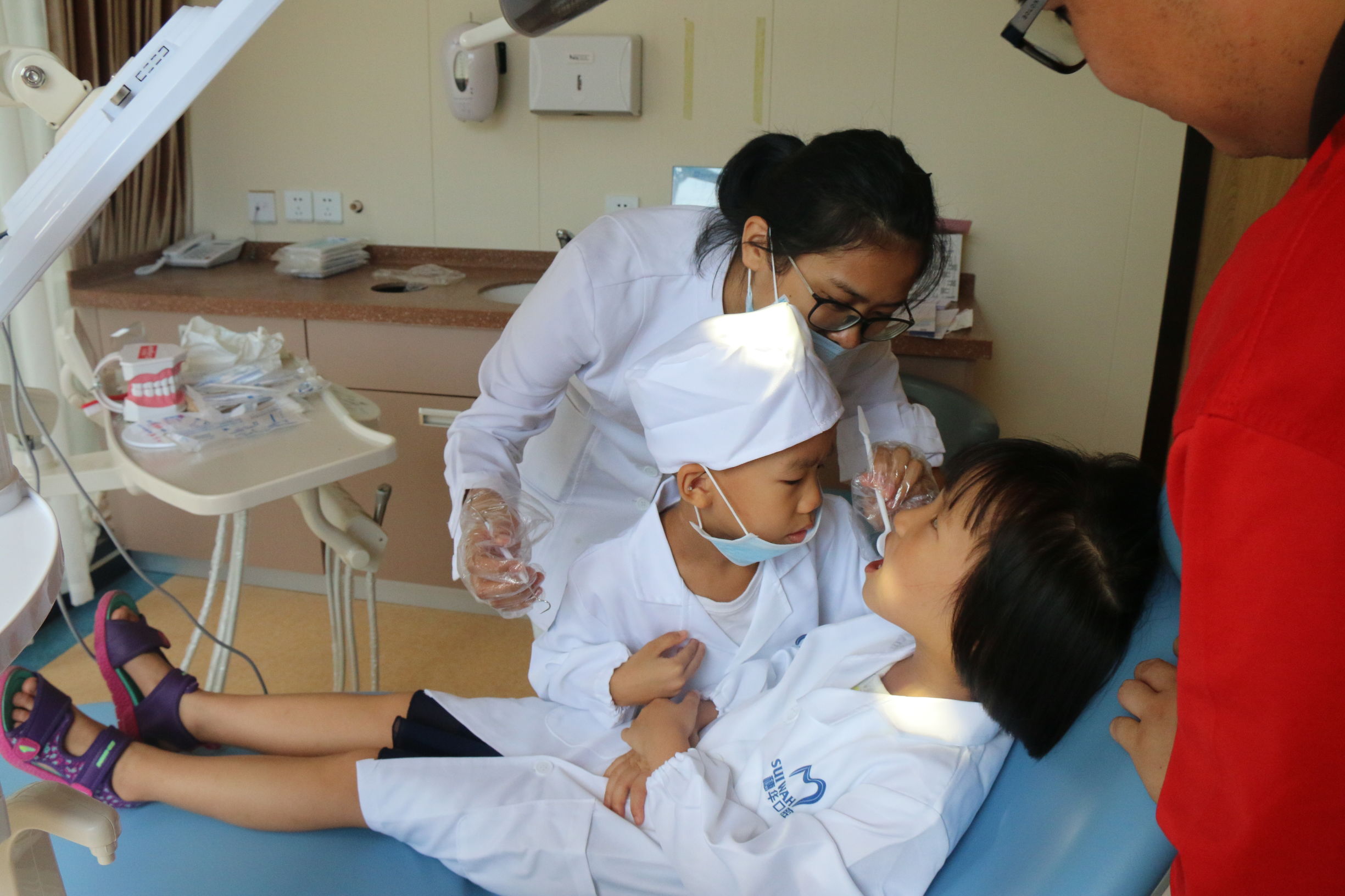 宝宝刷牙把牙膏水吞了,儿童刷牙吞牙膏怎么办