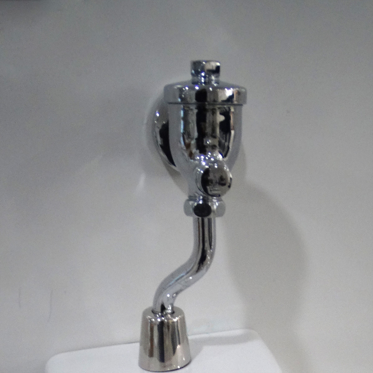 家里蹲便器手按水箱冲，老婆嫌它麻烦找人换成了这种，踩一脚完事