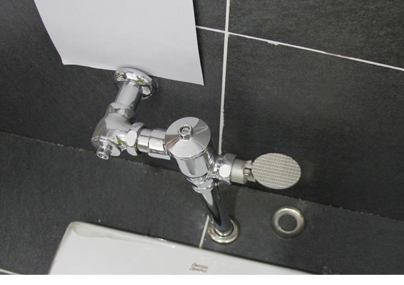 家里蹲便器手按水箱冲，老婆嫌它麻烦找人换成了这种，踩一脚完事