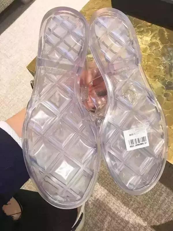 蕾哈娜水晶凉拖卖700块，咱们20年前就在穿，中国大妈又赢了