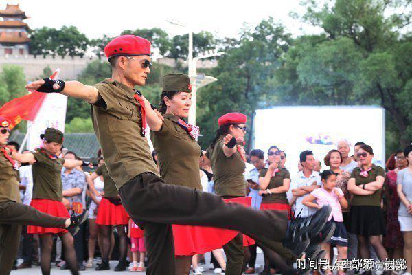 甘肃平凉网红老人跳广场舞,甘肃平凉广场舞大爷