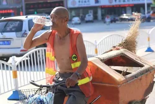 凌晨5点西安的街头感人一幕,西安高温40度搞笑视频