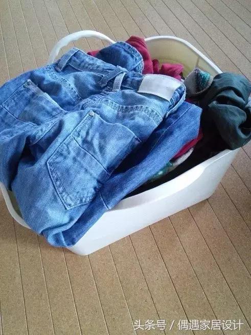 穿了一次的衣服放回衣柜还要洗吗,只穿过一次的衣服发黄