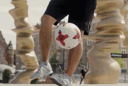 足球花式动作精彩表演,最帅的足球技巧表演教程