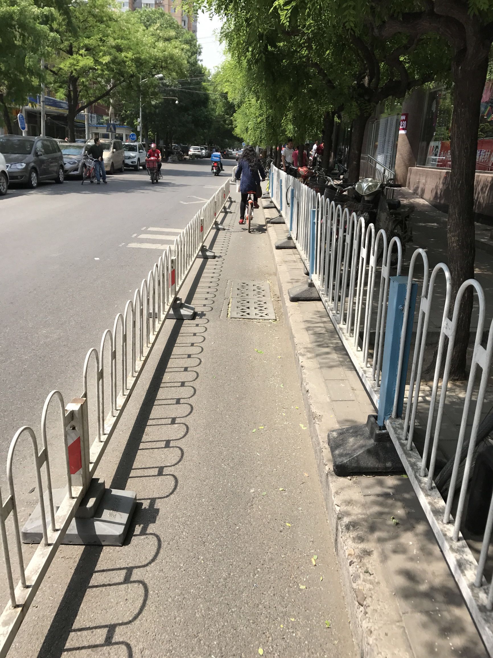 骑车如同走钢丝,过斑马线要跨栏记者亲历北京交通中的“反人类设计”