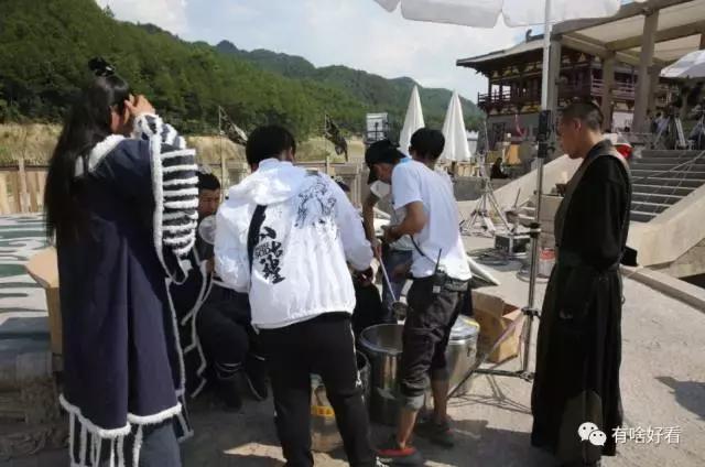 拍戏40度高温穿厚衣服,横店40度拍戏现场