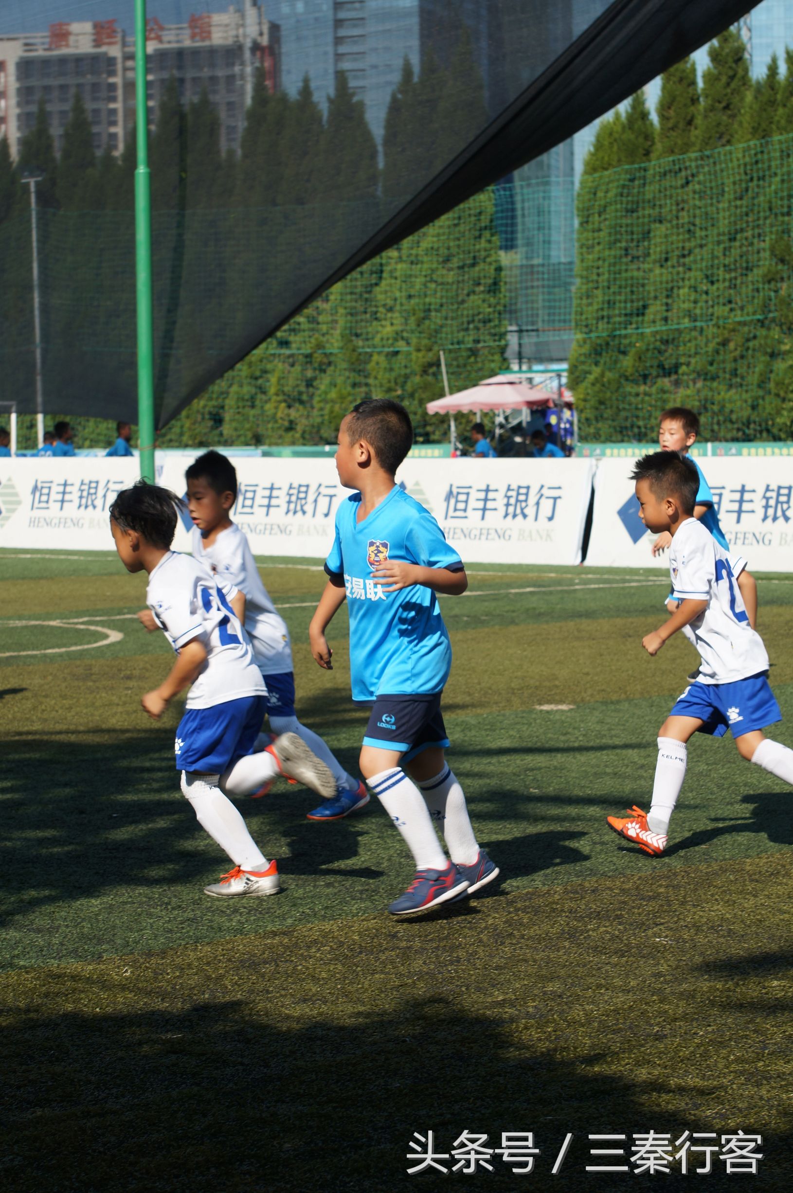 「魅力西安」少年冒酷暑练习足球乃足球发展之路