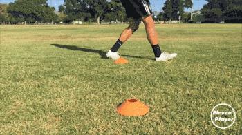 足球怎么练习自己非惯用脚长传,足球长传贴地斩训练方法