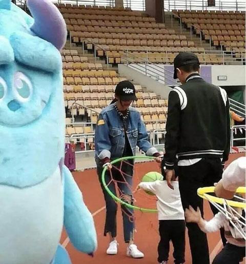 孙俪陪儿子打比赛,孙俪晒儿女踢球照