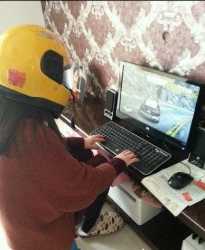 佛前一跪三千年，未见我佛心生怜；莫是尘埃遮佛眼，原是未献香火钱；佛若不贪，为何要世人供奉？