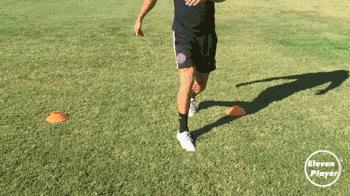 足球怎么练习自己非惯用脚长传,足球长传贴地斩训练方法