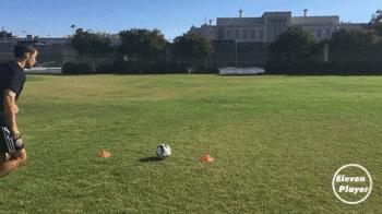 足球怎么练习自己非惯用脚长传,足球长传贴地斩训练方法