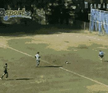 足球搞笑的gif,足球场上永不放弃的名场面gif