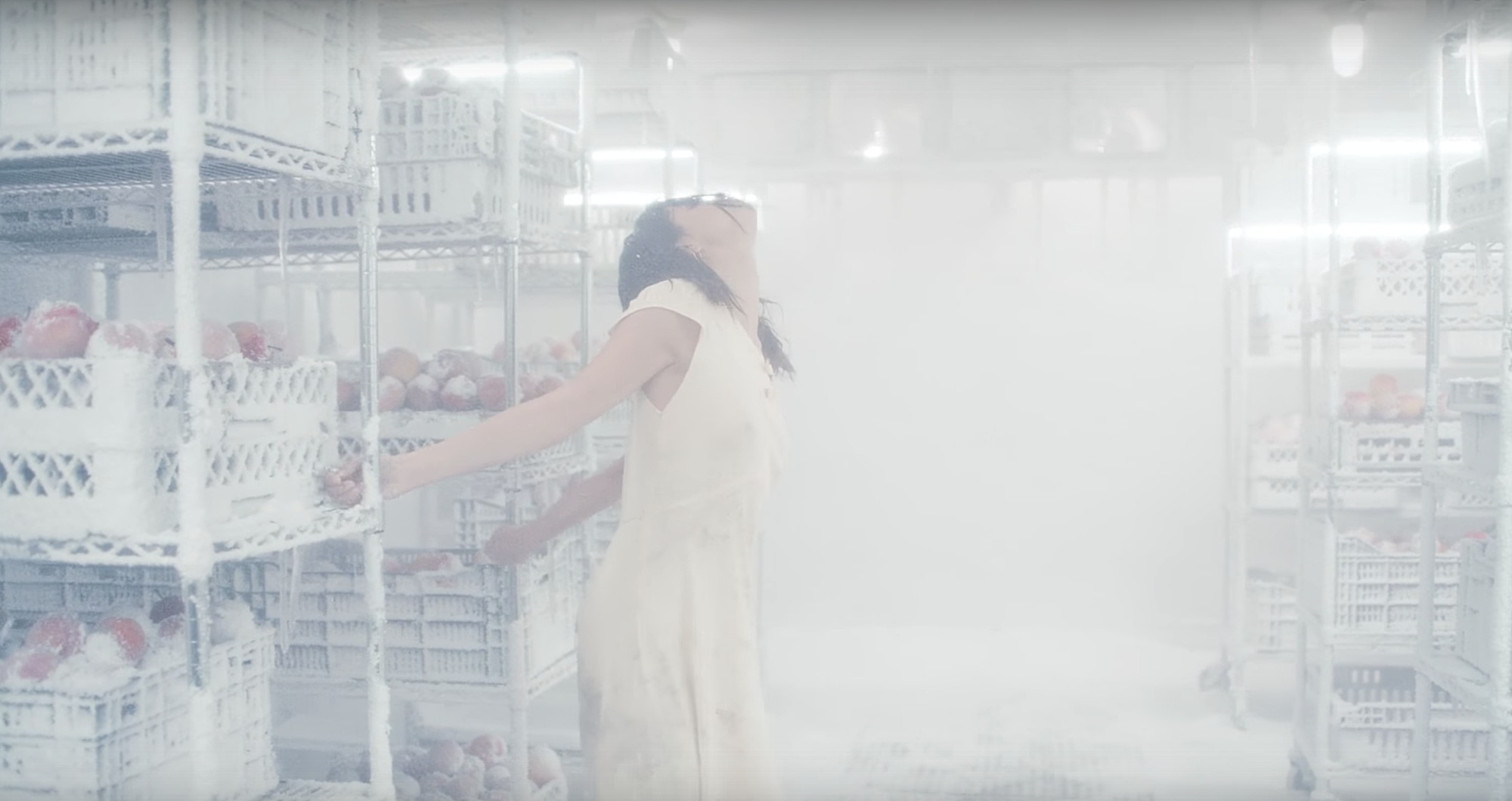 艺术家“画蜜桃”的时候可没想到,你们会带“有色”的想法