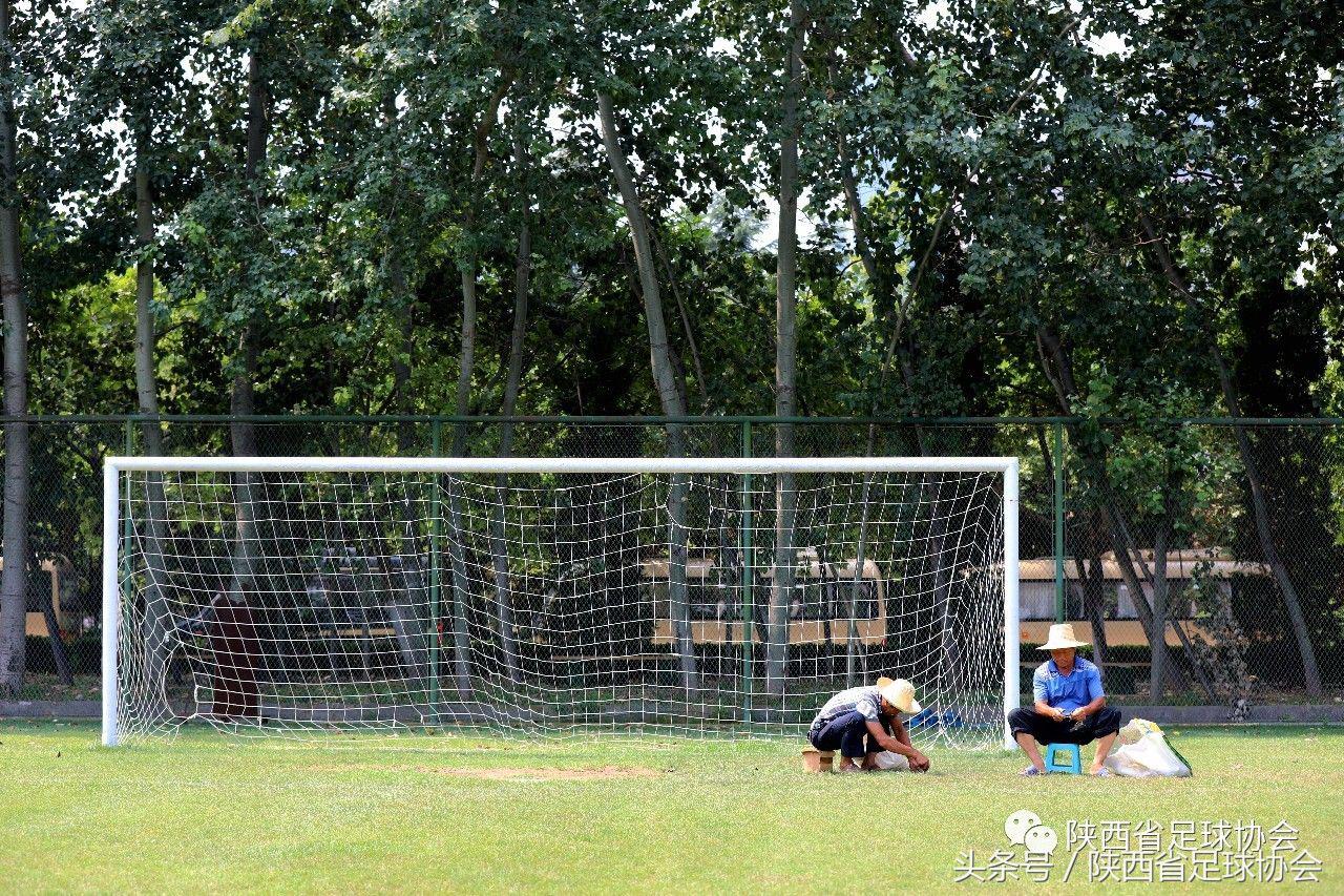 陕西足球背后人物系列丨丈八训练基地绿茵美容师，高温下坚守一线保障场地
