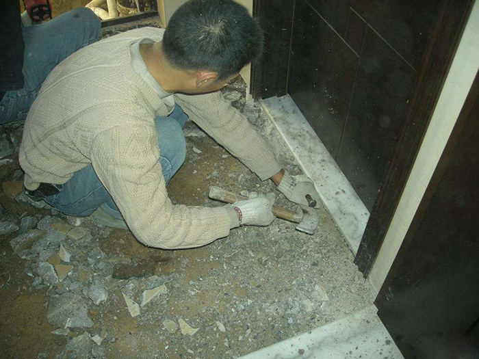 卫生间瓷砖噼啪响,卫生间瓷砖往外渗水