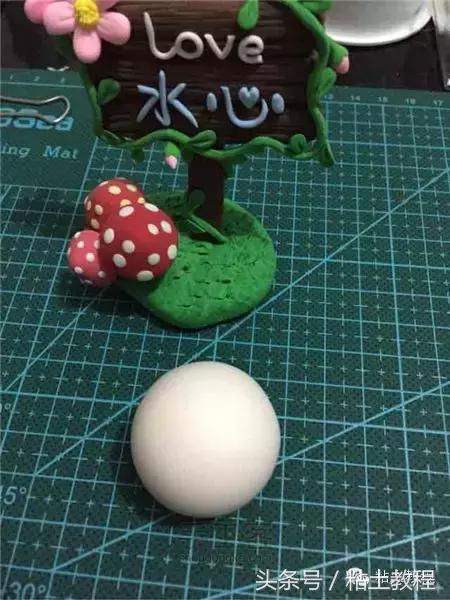 有个整天满地打滚胡吃海塞的小女孩，却人人都喜爱，彩泥手工干物妹小埋教你开心捏起来