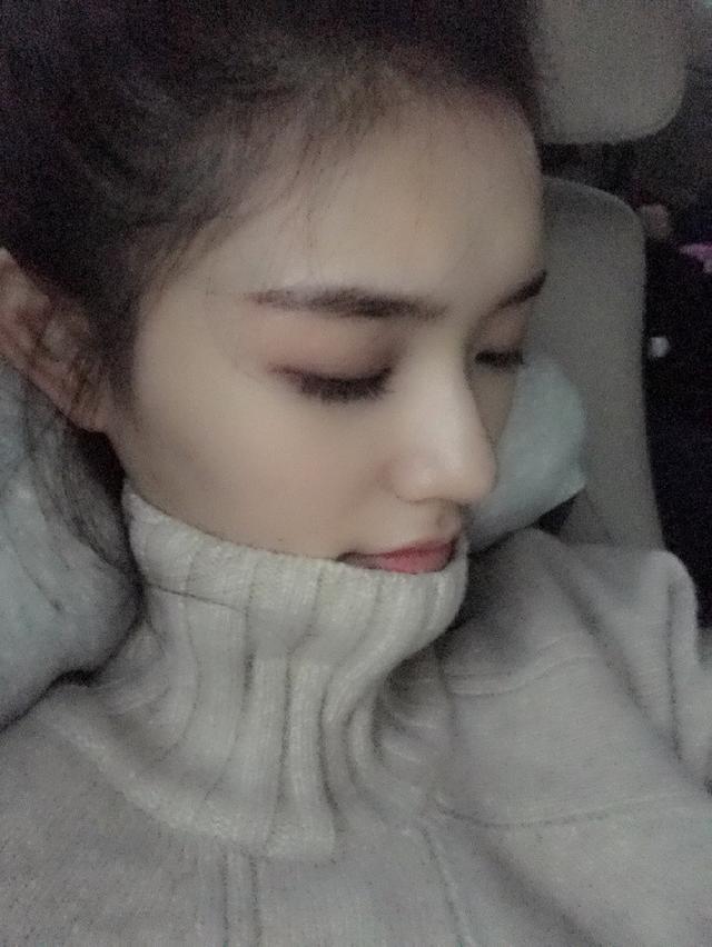 十几岁为贴补家用上节目当模特,脸被当成画盘的林允满脸不情愿~