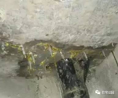 房顶漏水可以铺瓷砖补救吗,房顶漏水从里面补