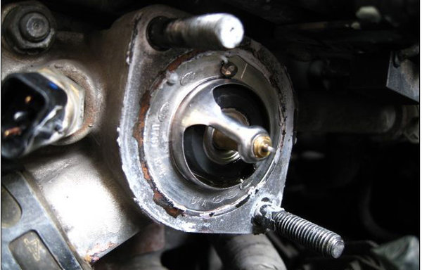 换了节温器发动机水温过高原因,发动机水温偏高的原因及检测步骤