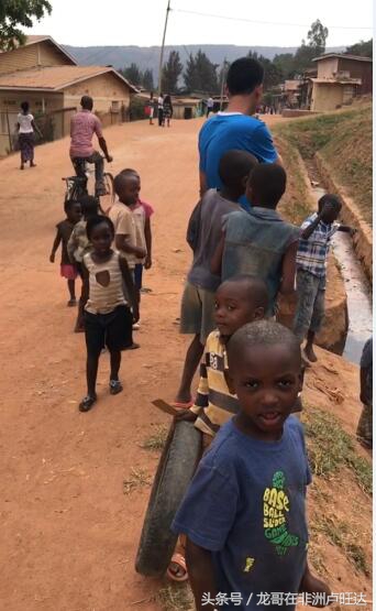 非洲穷，小黑肤色黑，看看龙哥的回答
