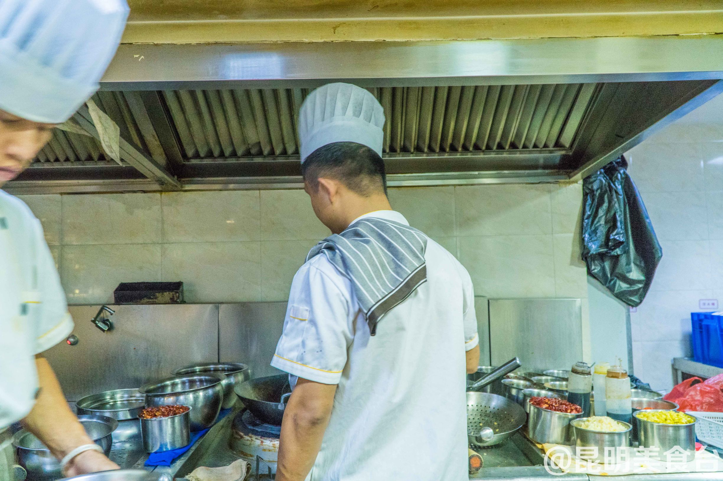 摸着良心讲，昆明关上某饭店，虾肉好吃到甩市区饭店10多条街